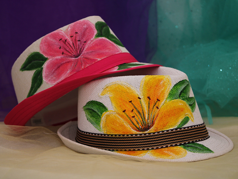 Caso: ART’FECO nace con la idea de impulsar la participación de las mujeres en el sector micro empresarial y más que eso reflejar el trabajo artesanal que las mujeres pueden realizar; conformado por un grupo de 3 mujeres de origen copaneco, dedicadas cada una a diferentes profesiones, pero con un objetivo en común potencializar el arte femenino en la región. Inicialmente sus obras constabas de tejas decoradas con relieves de diferentes temas, al pasar los i días la innovación e imaginación ayudaron para la expansión de sus productos, elaborando obras con botellas de vidrio reciclable, trozos de madera, masetas etc. que van demostrando el arte en distintos colores y temas. como un valor agregado a sus obras de arte decidieron impulsar la venta de diferentes tipos de cactus siendo estos su producto secundario.'